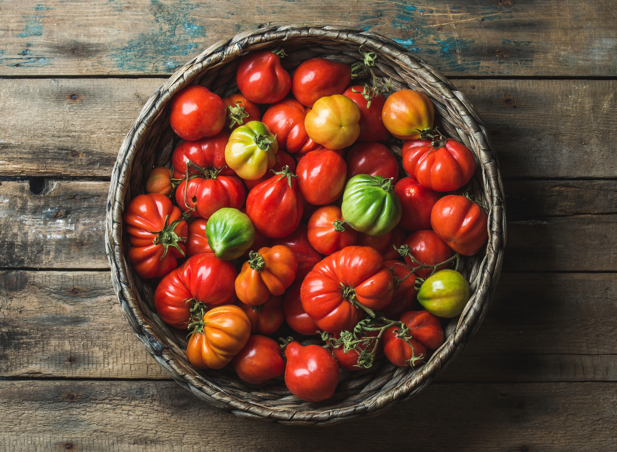 heirloom tomatoes, concept of anti-inflammatory foods for weight loss